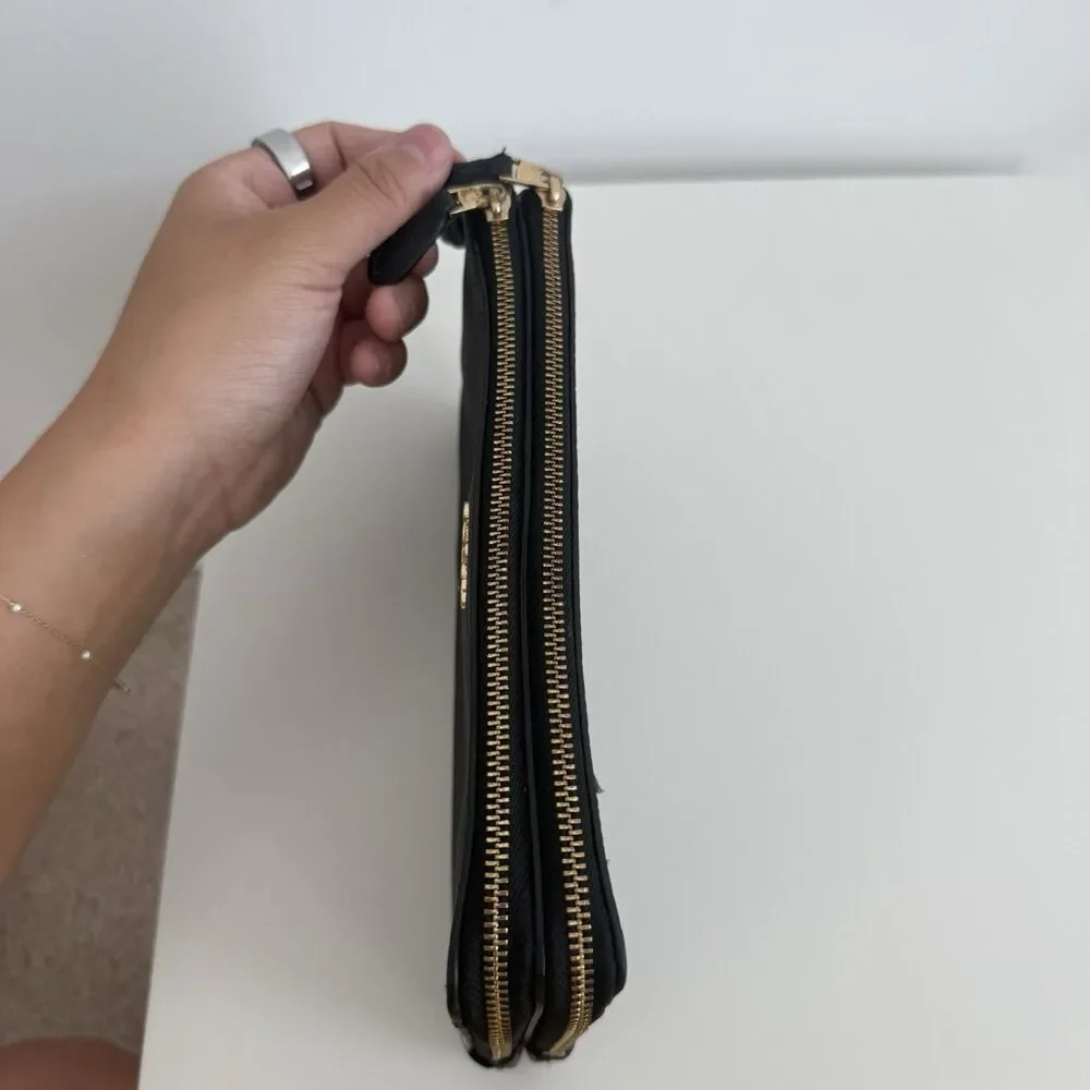 COACH Black Pebble Leather Corner Zip Wristlet Gold Classic Old Money Minimalist